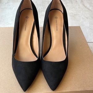 Women black pumps